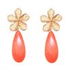 Pendiente de flamenca de lágrima plana de piedra cristal color coralina con cabezal de flor