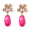 Pendiente de piedras nácar fucsia con cabezal de hojas