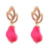 Pendiente de piedras nácar rosa fucsia con cabezal de hojas
