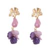Pendientes de pétalos y piedras nácar en tonalidades violáceas con cabezal de hojas