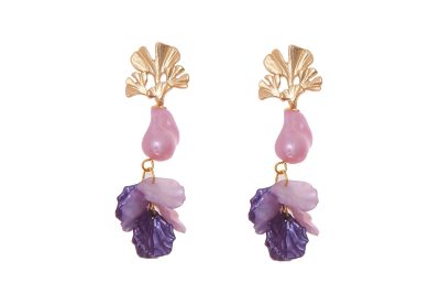 Pendientes de pétalos y piedras nácar en tonalidades violáceas con cabezal de hojas