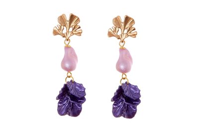 Pendientes de pétalos y piedras nácar en tonalidades liliáceas con cabezal de hojas