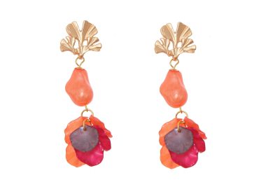 Pendientes de pétalos y piedras nácar en colores naranja, negro y rosa con cabezal de hojas