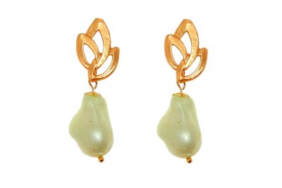 Pendiente de piedras nácar verde pistacho con cabezal de hojas