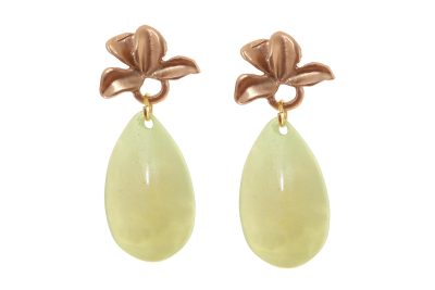 Pendiente de flamenca de lágrima de piedra cristal color verde pistacho con cabezal de hojas