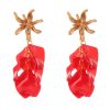 Pendientes de pétalos en color rojo con cabezal de hojas