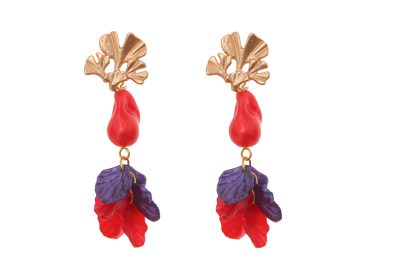 Pendientes de pétalos y piedras nácar en colores rojo y morado con cabezal de hojas