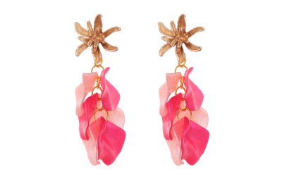 Pendientes de pétalos en tonalidades rosas con cabezal de hojas