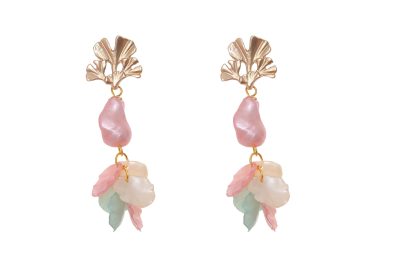 Pendientes de pétalos y piedras nácar en colores pastel con cabezal de hojas