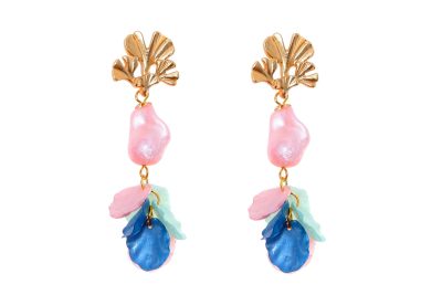 Pendientes de pétalos y piedras nácar en tonalidades azules y rosas con cabezal de hojas