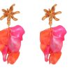 Pendientes de pétalos en colores rosa y naranja con cabezal de hojas