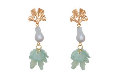 Pendientes de pétalos y piedras nácar en color verde jabonoso con cabezal de hojas