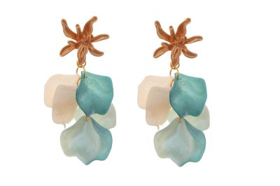 Pendientes de pétalos en colores verdes y beige con cabezal de hojas