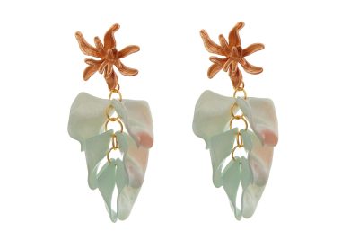 Pendientes de pétalos en color verde jabonoso con cabezal de hojas