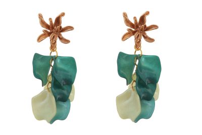 Pendientes de pétalos en tonalidades verdes con cabezal de hojas