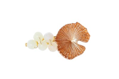 Broche dorado de nenúfar con bolas de piedra Ágata en beige