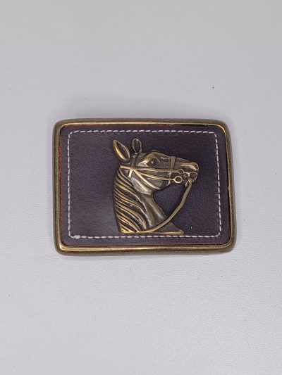 Hebilla de cuero color engrasado con caballo dorado