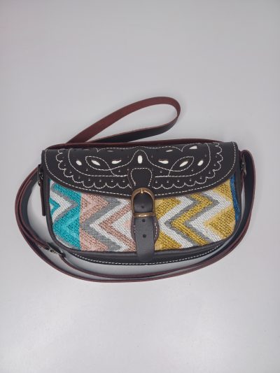 Bolso-bandolera rociero de piel color Engrasado estampado de rayas Almonte