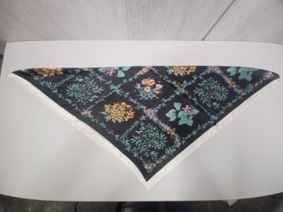 Pañuelo Rociero Negro estampado con flores