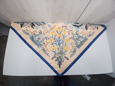 Pañuelo Rociero Grande Marino estampado con Flores