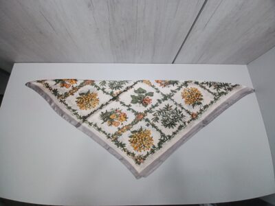 Pañuelo Rociero Grisáceo estampado con Flores