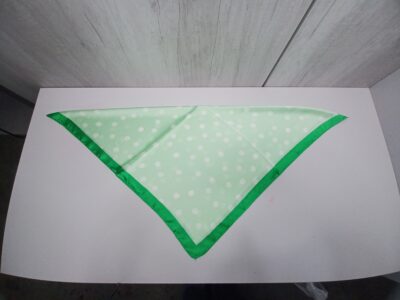 Pañuelo Rociero verde con Lunares Blancos