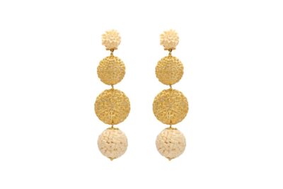 Pendiente dorado de dos círculos labrados, esfera final blanca y aplique blanco en forma de flor