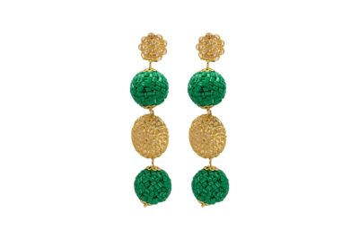 Pendiente dorado de dos esferas verde con círculo labrado central y aplique dorado labrado