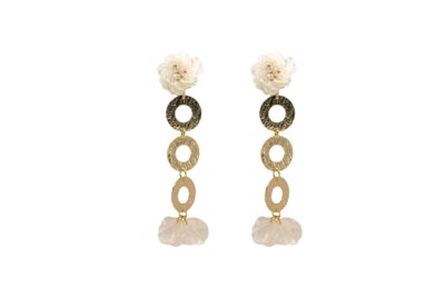 Pendientes largos con cabezal en forma de flor blanca con pétalos nacarados.