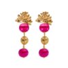 Pendiente dorado de tres esferas , con esfera central dorada labrada y dos rosa fucsia, y aplique en forma floral