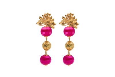 Pendiente dorado de tres esferas , con esfera central dorada labrada y dos rosa fucsia, y aplique en forma floral