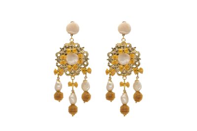 Pendientes dorados con lazos amarillos y perlas