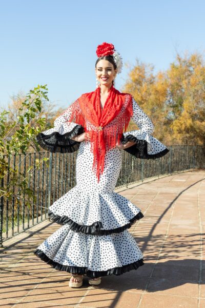 Traje de flamenca Rocío Blanco de lunares Negros