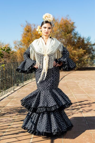 Trajes de flamenca Rocío Negro de lunares Blancos
