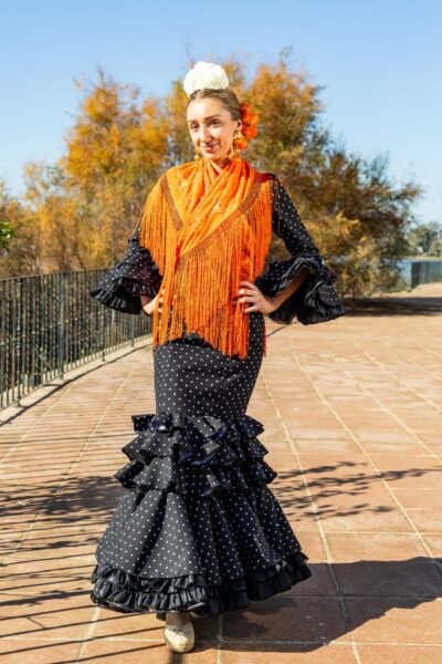 Traje de flamenca Cayetana Negro con Lunar Blanco