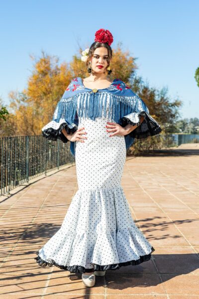 Traje de flamenca Abril Blanco con lunares en Negro