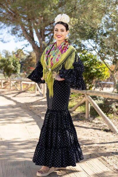 Traje de flamenca Pastora Negro con lunares blancos