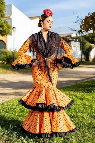 Traje de flamenca Rocío Naranja con lunares Negros