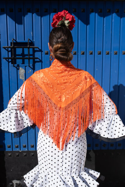 Mantoncillo Candela de seda naranja bordado al tono