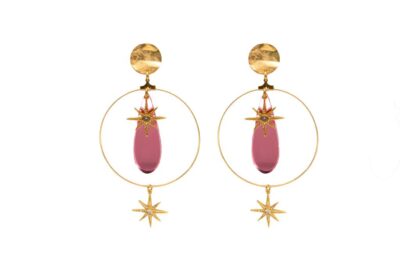Pendientes de aro dorado con aplique dorado plano y adorno de estrella y lágrima de cristal rosa.