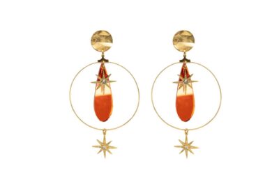 Pendientes de aro dorado con aplique dorado plano y adorno de estrella y lágrima de cristal naranja.