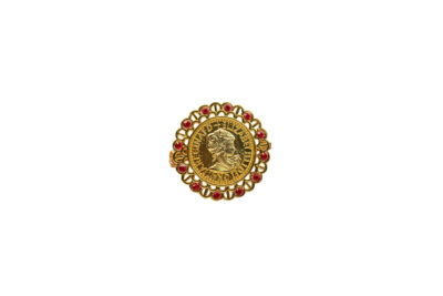 Broche redondo con diseño central de moneda dorada con apliques rojos