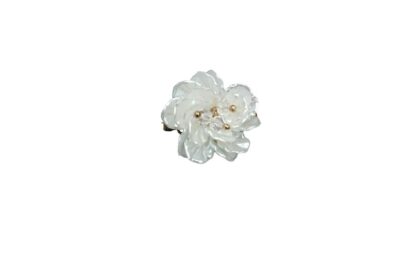 Broche de flor blanca nacarada