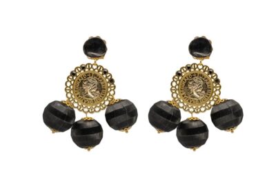 Pendientes con colgante de moneda dorada con apliques negros y tres cuentas negras colgantes