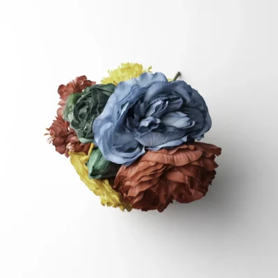 Ramillete tiara de flamenca multicolor en tonos aguamarina, verde, amarillo y rojo.