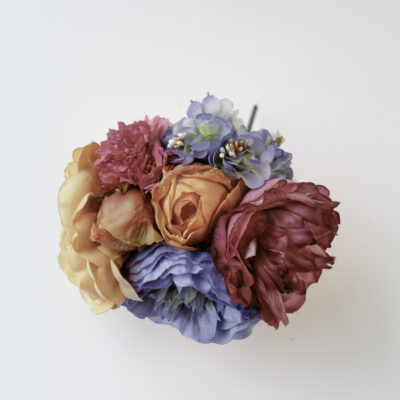 Ramillete tiara de flamenca multicolor en tonos ducado, maquillaje y buganvilla