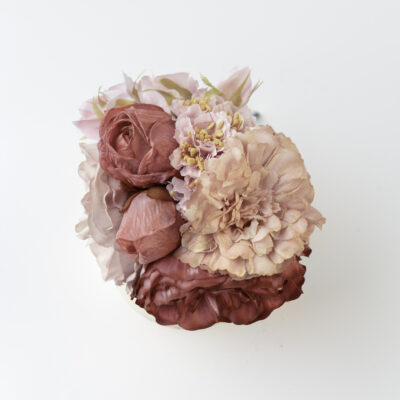 Ramillete tiara de flamenca multicolor en tonos rosado y maquillaje