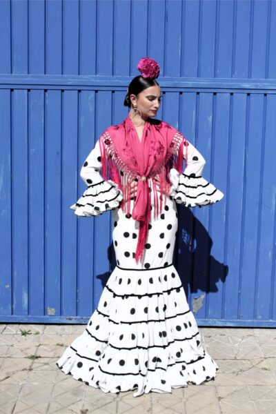 Traje de flamenca blanco con lunares en negro