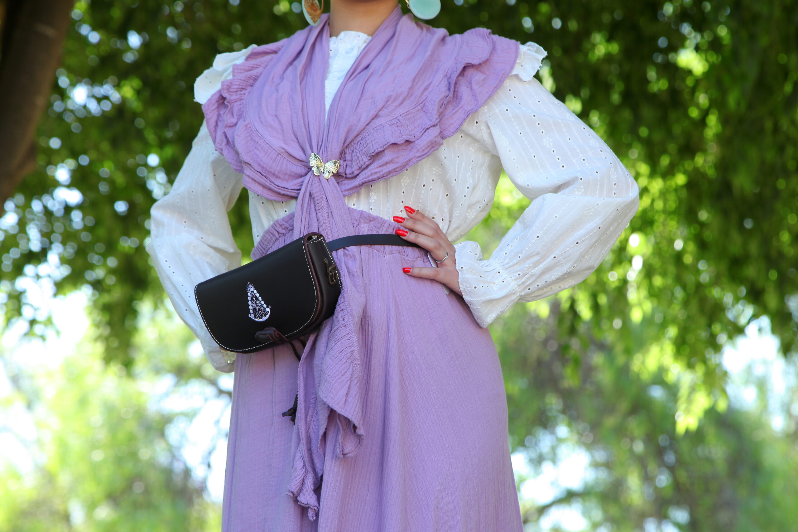 Bolso-bandolera de piel color Engrasado con Virgen del Rocío