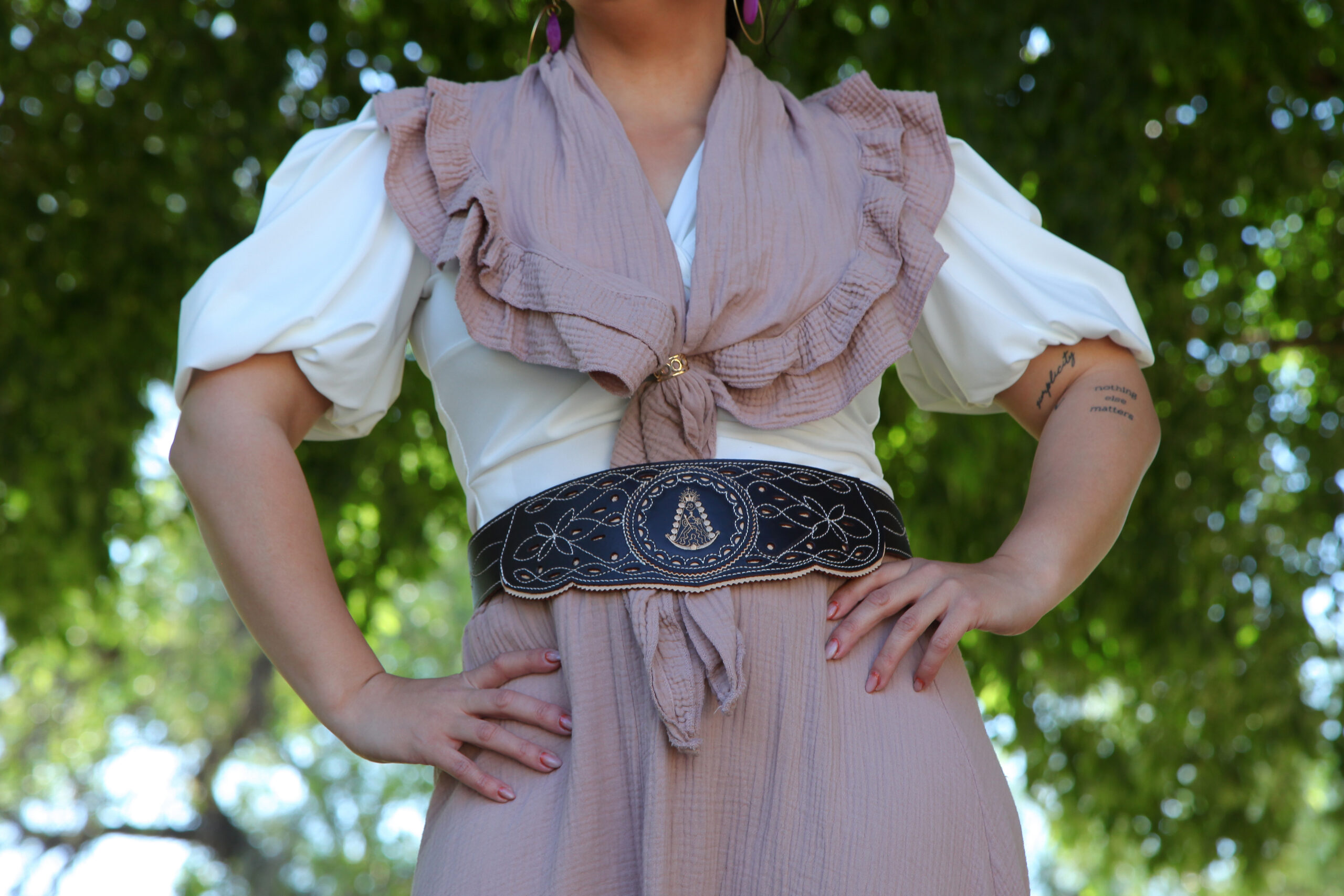 Fajín/ Cinturón rociero de Piel picado Color Engrasado con Virgen del Rocío